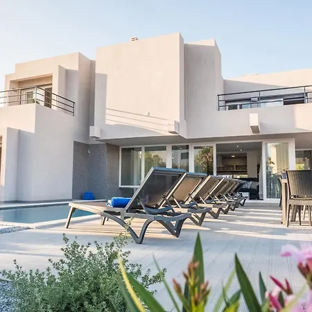 Villa In Armacao De Pera With Garden Armacao de Pera